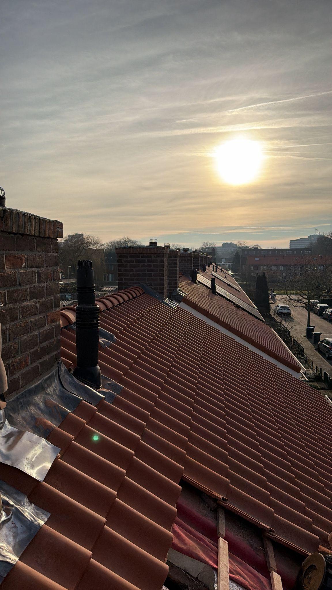 Afgewerkt pannendak met noklijn in zonlicht