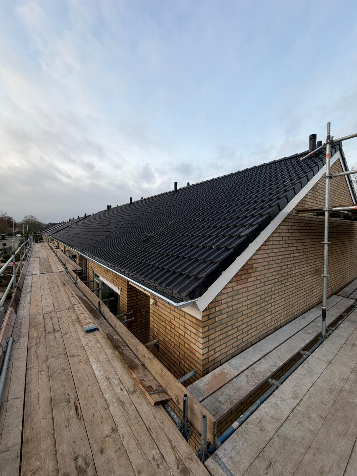 Opgeleverd donker pannendak met wit boeiboord