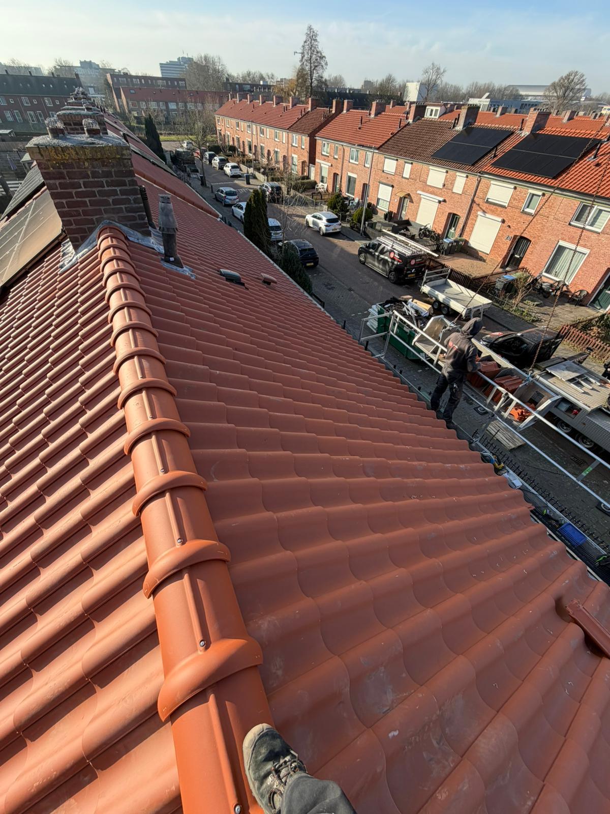Strak opgeleverde nokvorsten op een pannendak