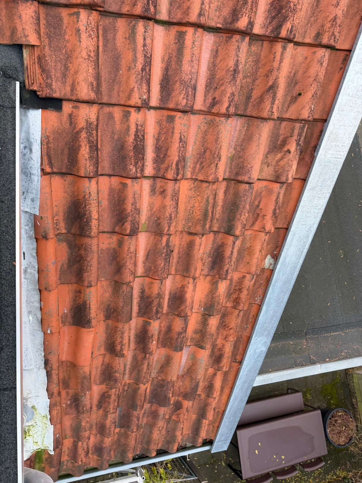Beschadigde dakpannen voor renovatie
