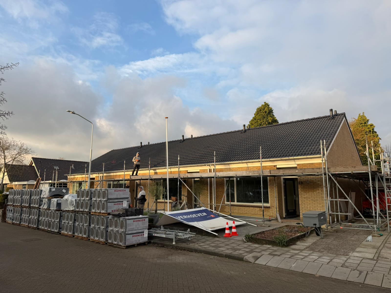 Woning in de steigers met nieuwe Monier dakpannen