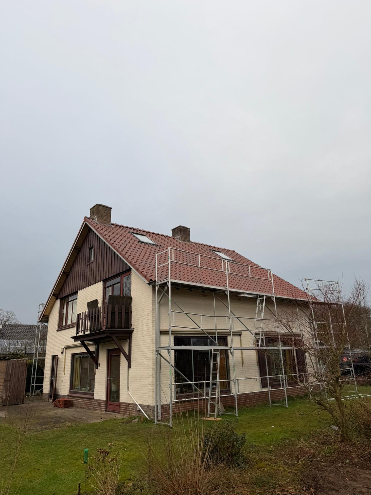 Woning in de steigers tijdens een dakrenovatie