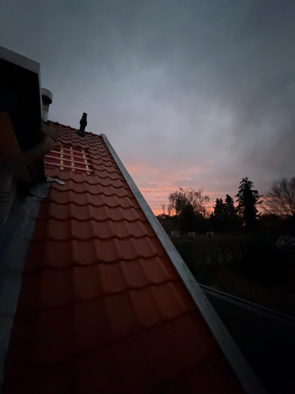 Afgewerkt pannendak in avondlicht