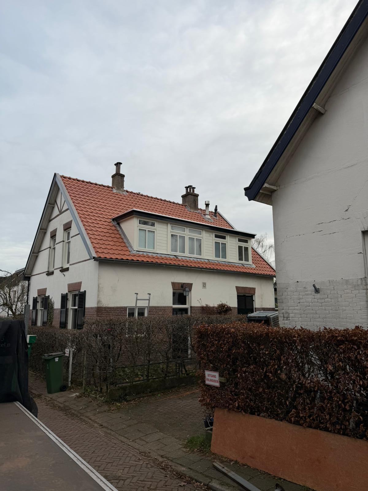 Gerenoveerde witte woning met dakkapel en nieuwe pannen