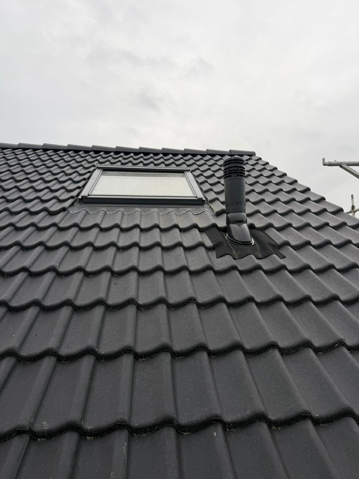 Dakraam met dakdoorvoer strak ingepast