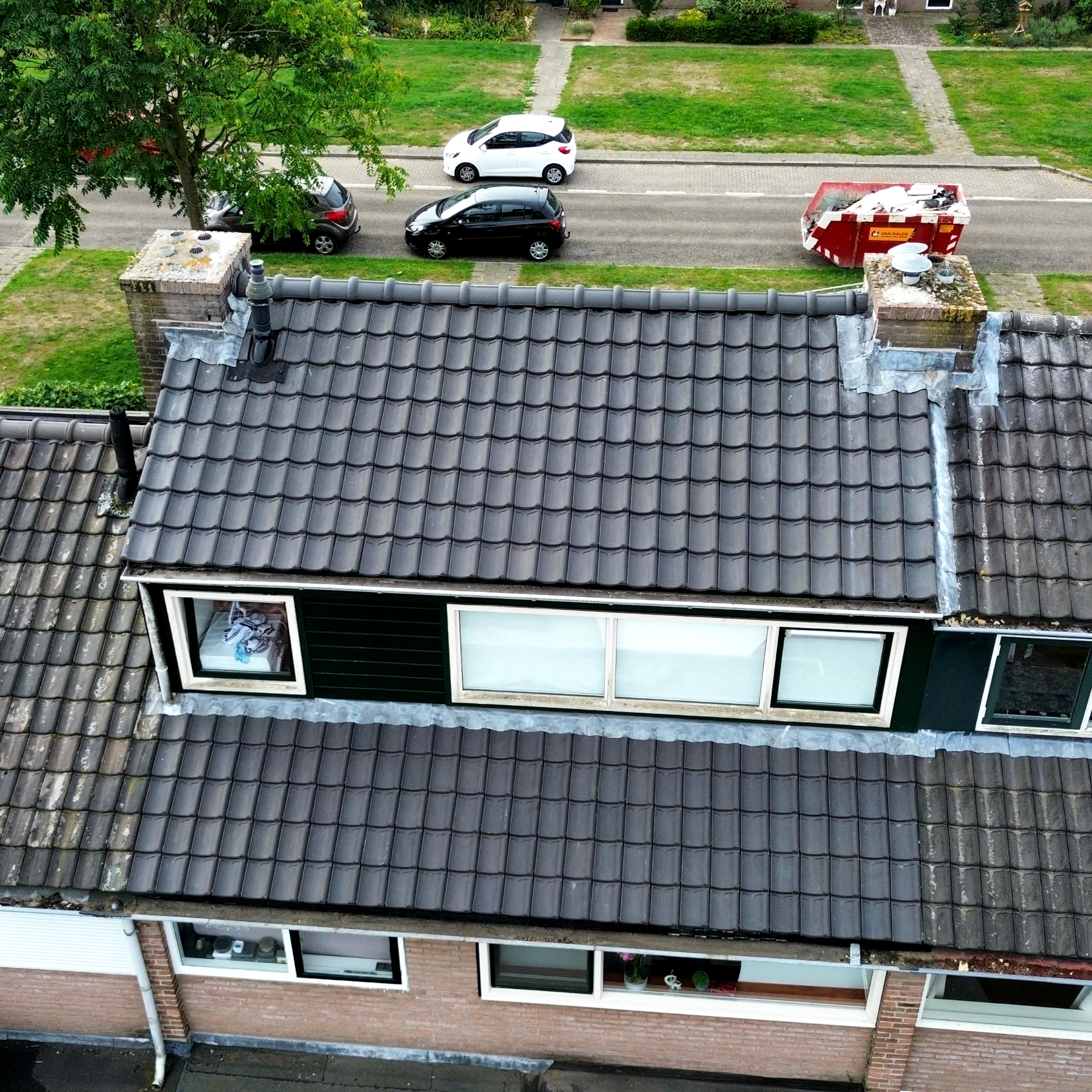 Luchtfoto van een dakkapel met nieuw pannendak