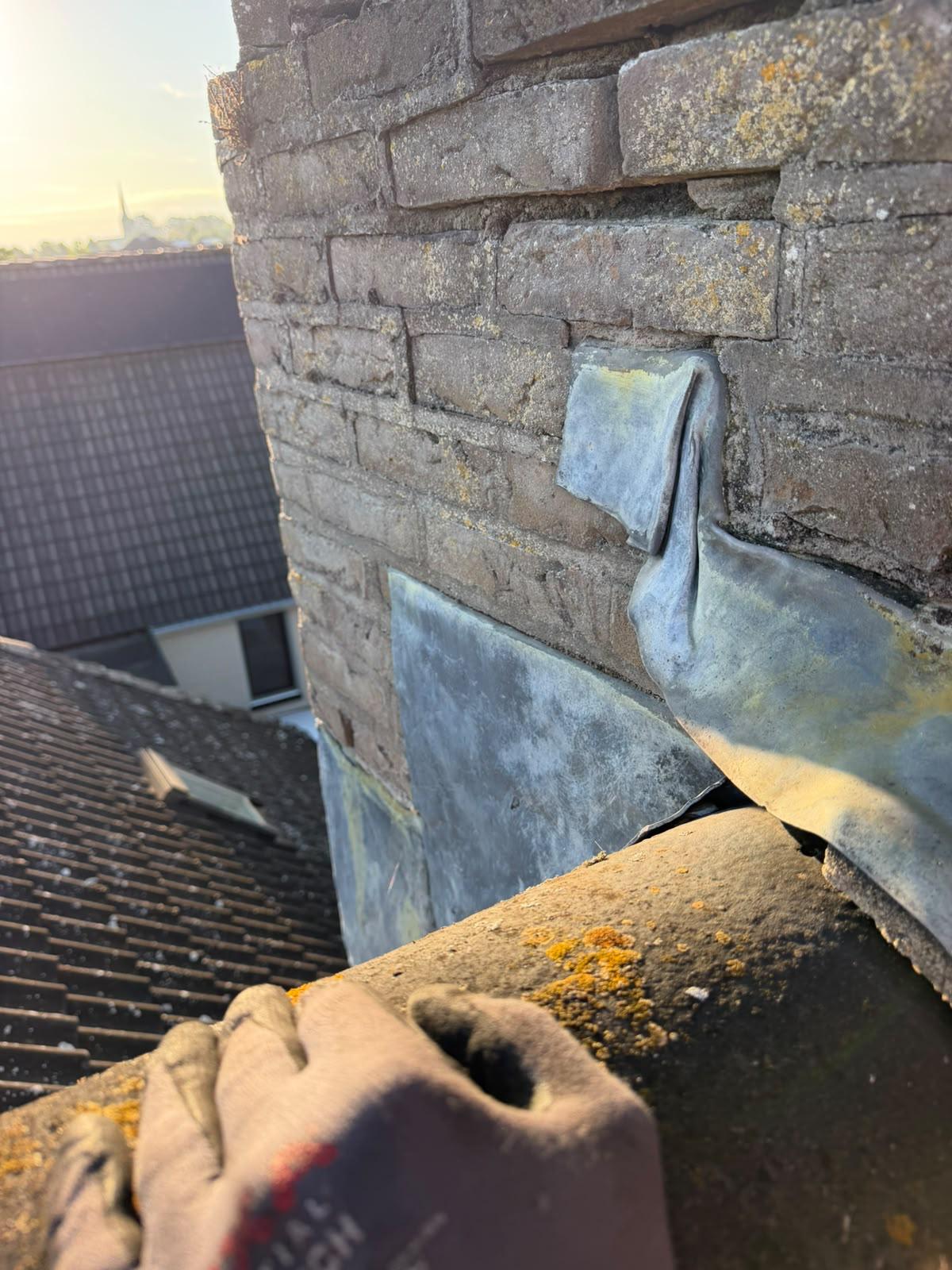 Loodwerk aan de schoorsteen in het avondlicht