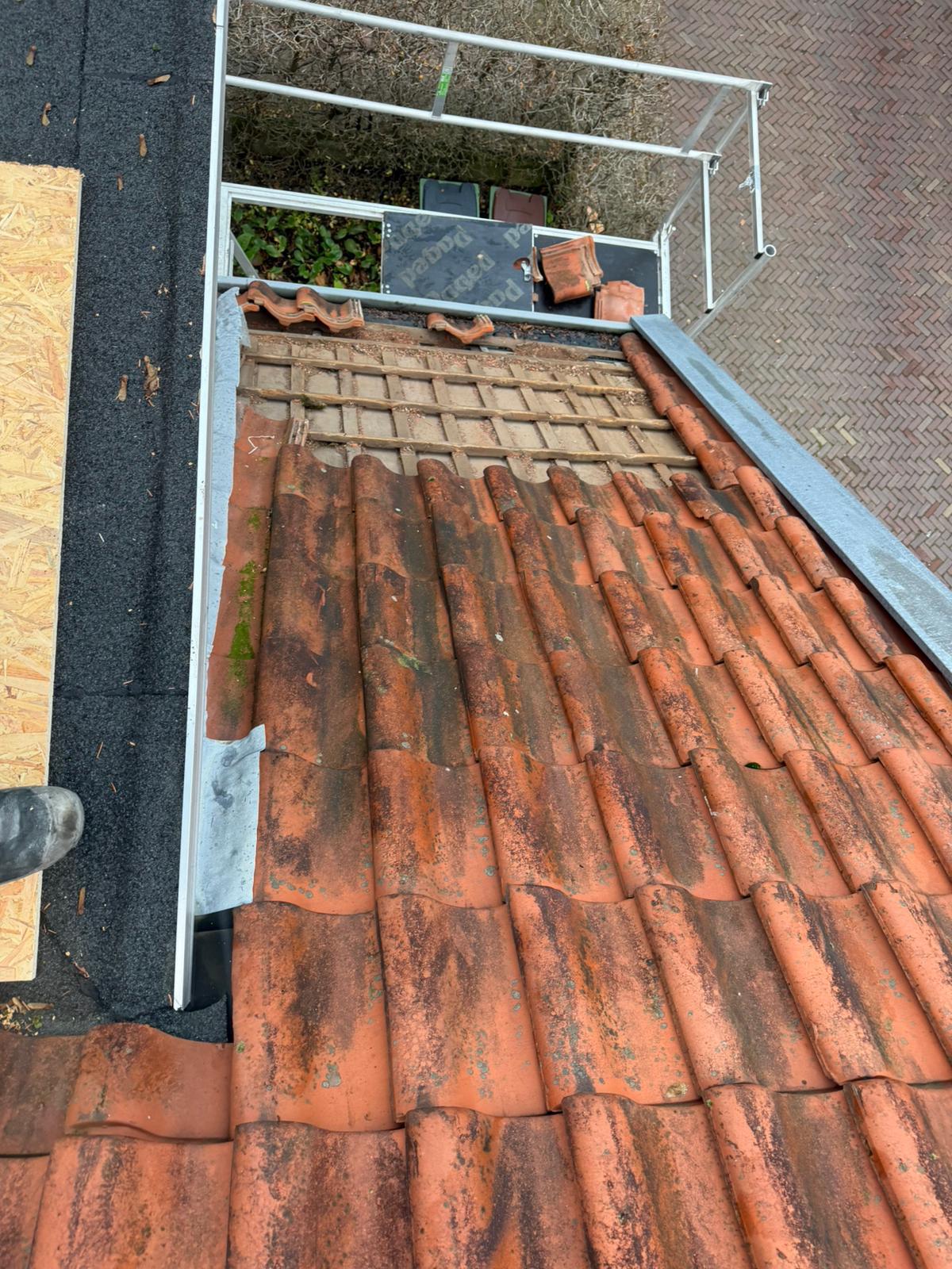 Opengelegd pannendak tijdens herstel van panlatten