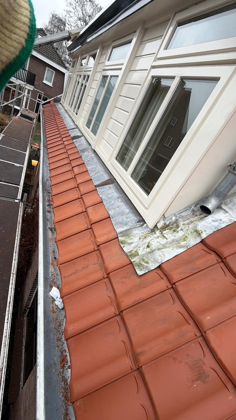 Dakkapel met loodwerk en dakpannen
